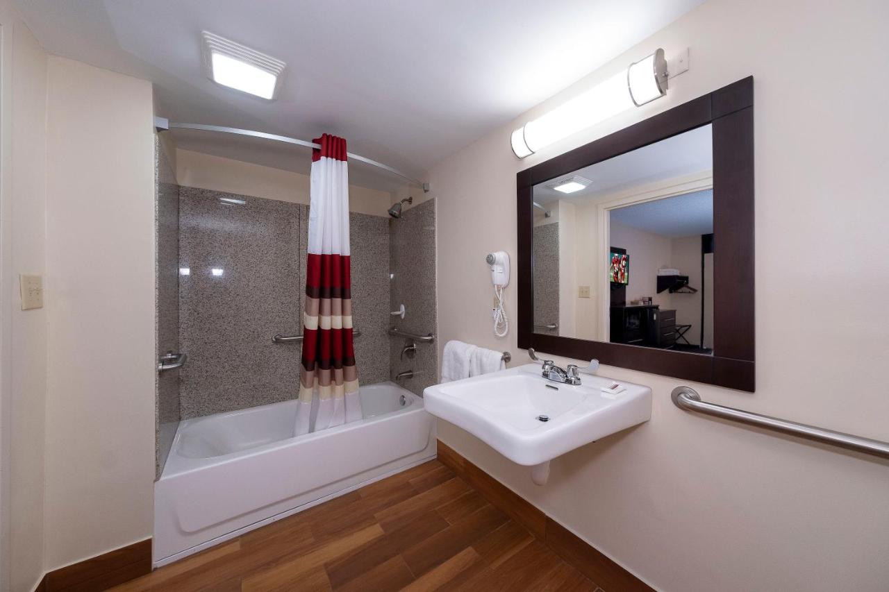 Deluxe King Room Disability Access Smoke Free at Red Roof Inn PLUS+ Huntsville - Madison