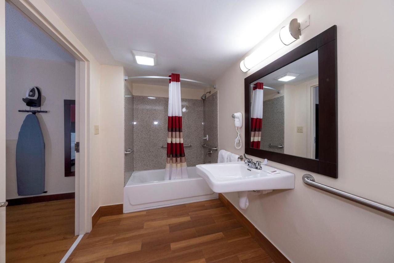 Deluxe King Room Disability Access Smoke Free at Red Roof Inn PLUS+ Huntsville - Madison