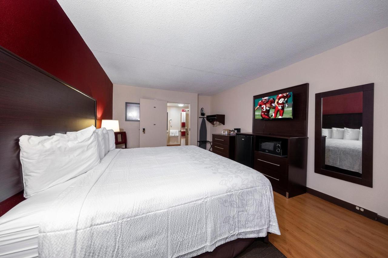 Deluxe King Room Disability Access Smoke Free at Red Roof Inn PLUS+ Huntsville - Madison
