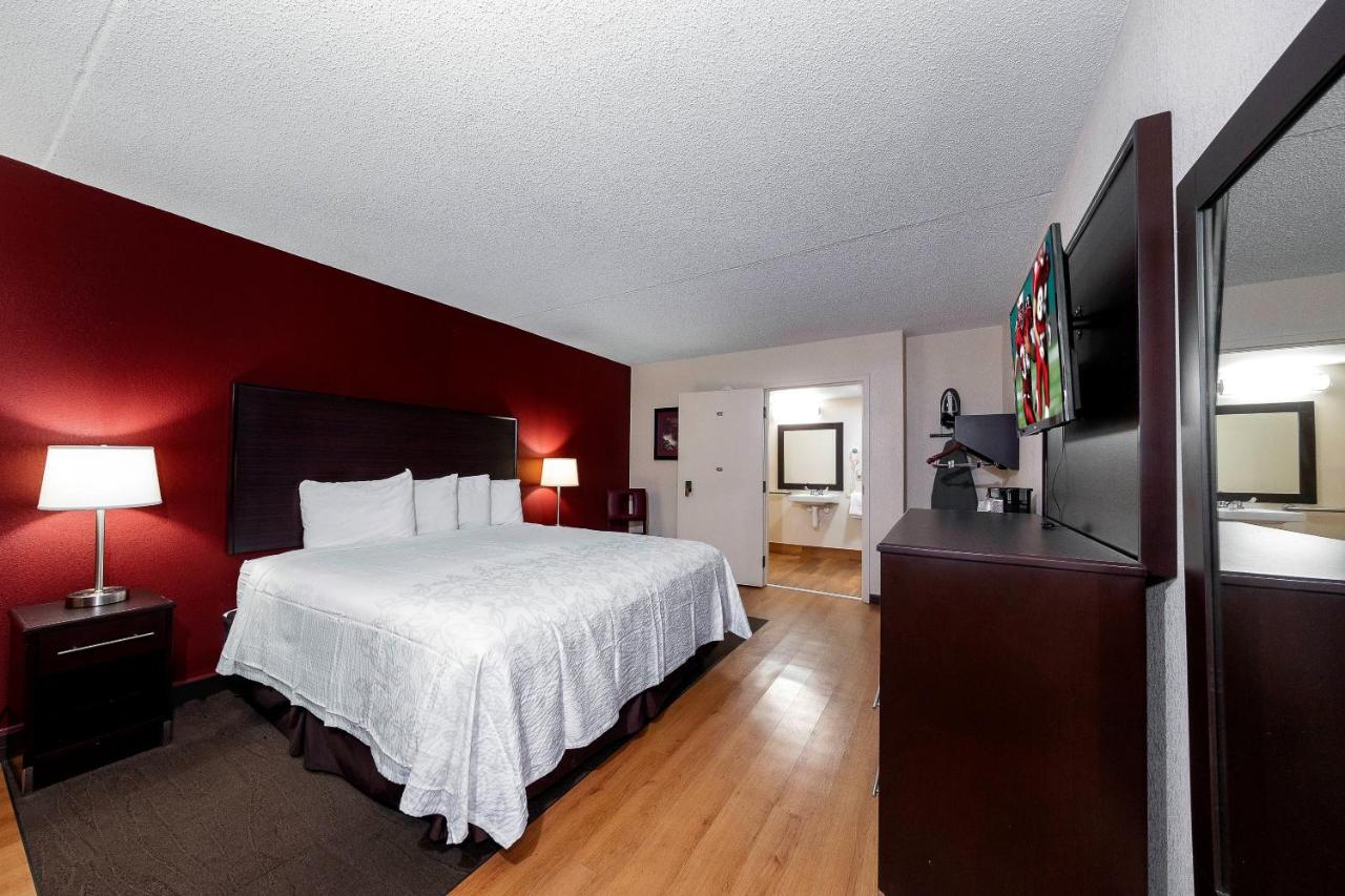 Deluxe King Room Disability Access Smoke Free at Red Roof Inn PLUS+ Huntsville - Madison