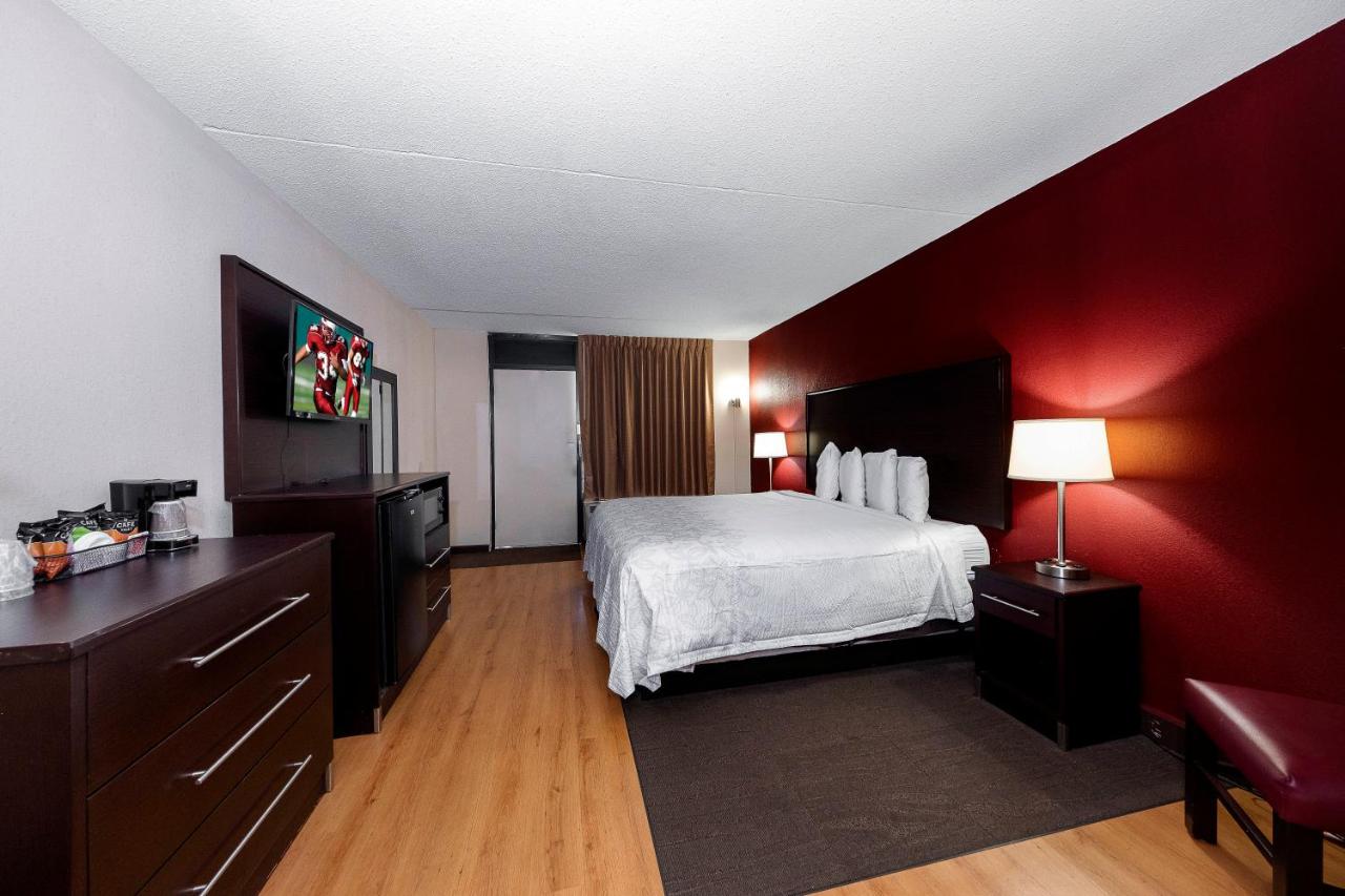 Deluxe King Room Disability Access Smoke Free at Red Roof Inn PLUS+ Huntsville - Madison