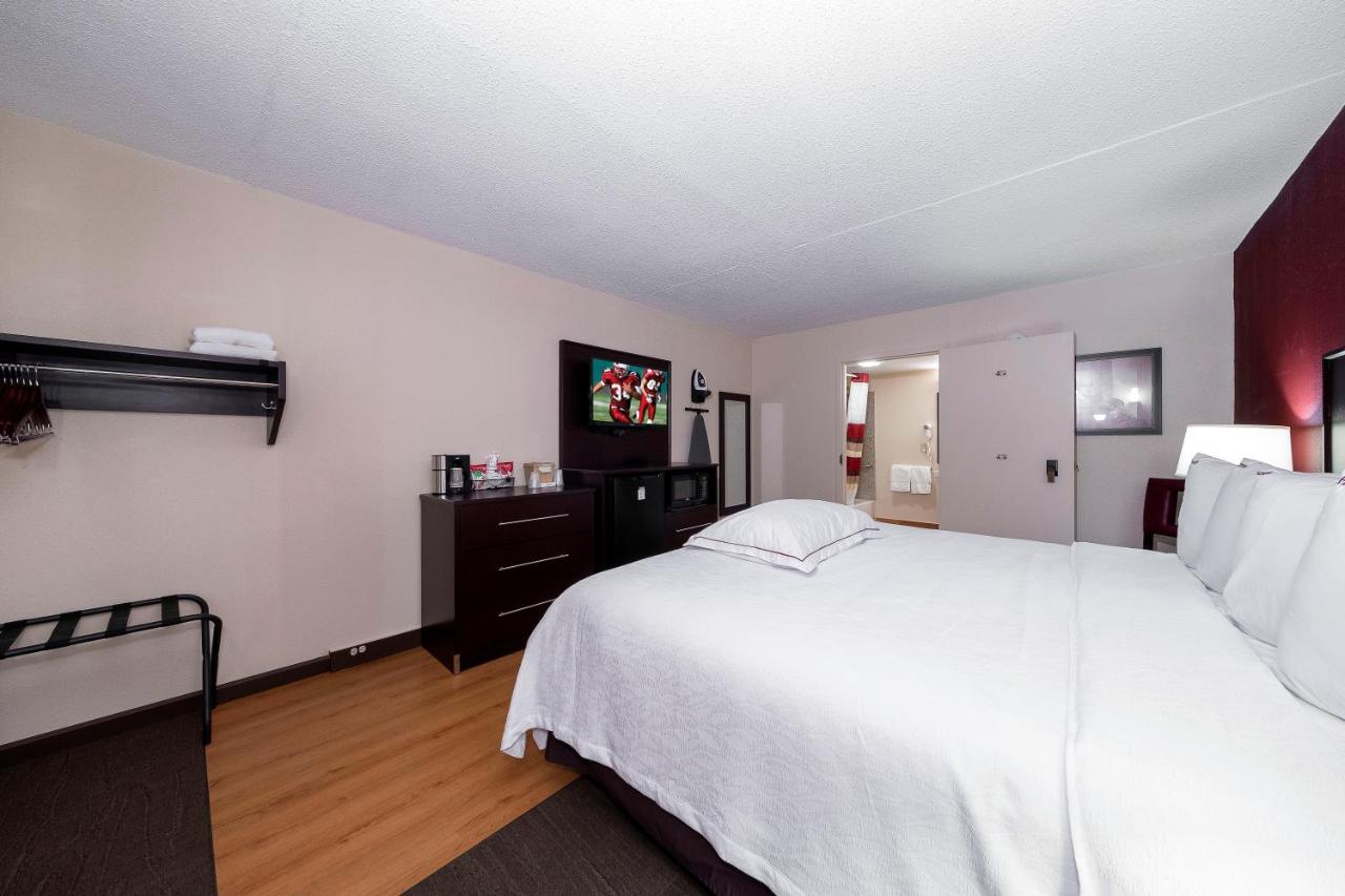 Deluxe King Room Disability Access Smoke Free at Red Roof Inn PLUS+ Huntsville - Madison