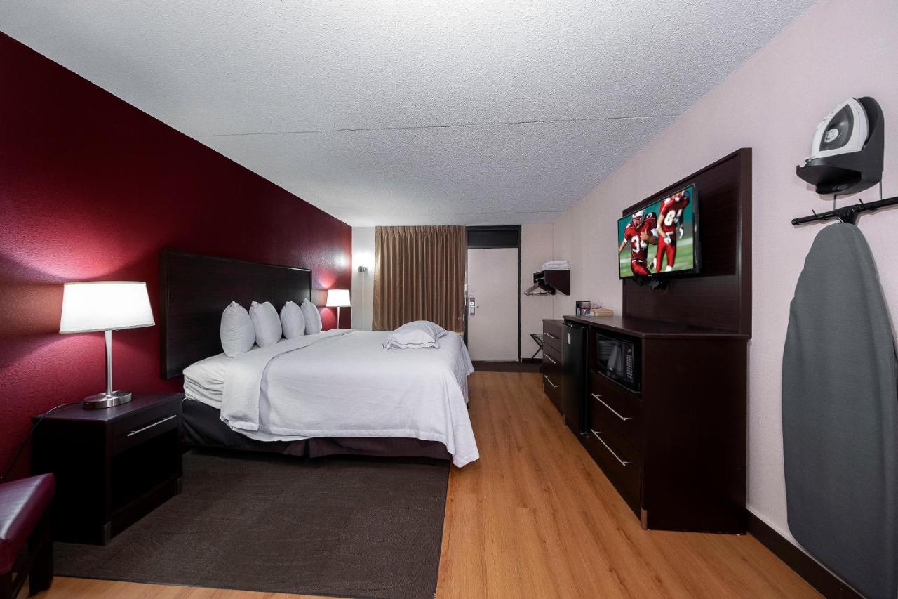 Deluxe King Room Disability Access Smoke Free at Red Roof Inn PLUS+ Huntsville - Madison