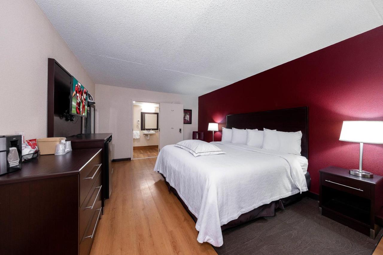 Deluxe King Room Disability Access Smoke Free at Red Roof Inn PLUS+ Huntsville - Madison