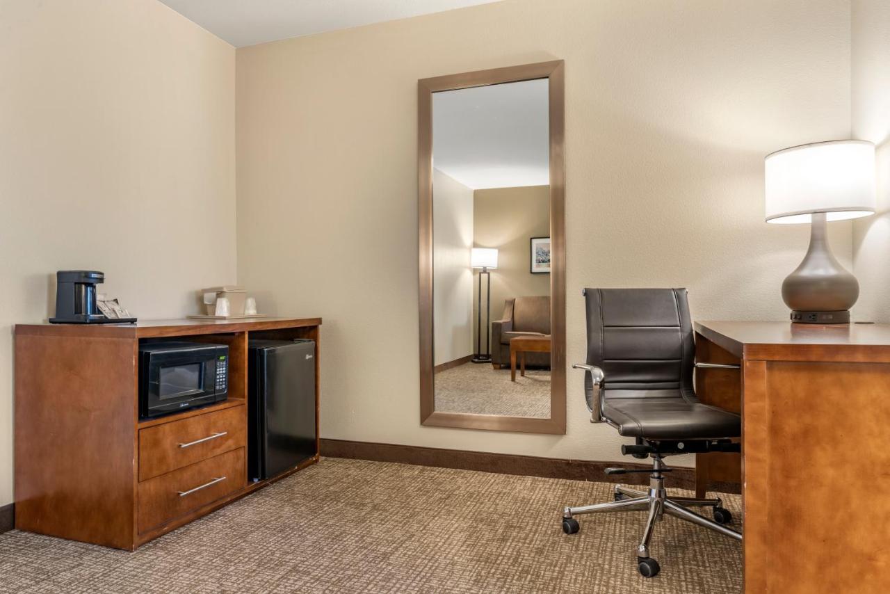 King Room - Non-Smoking at Comfort Suites Red Bluff near I-5