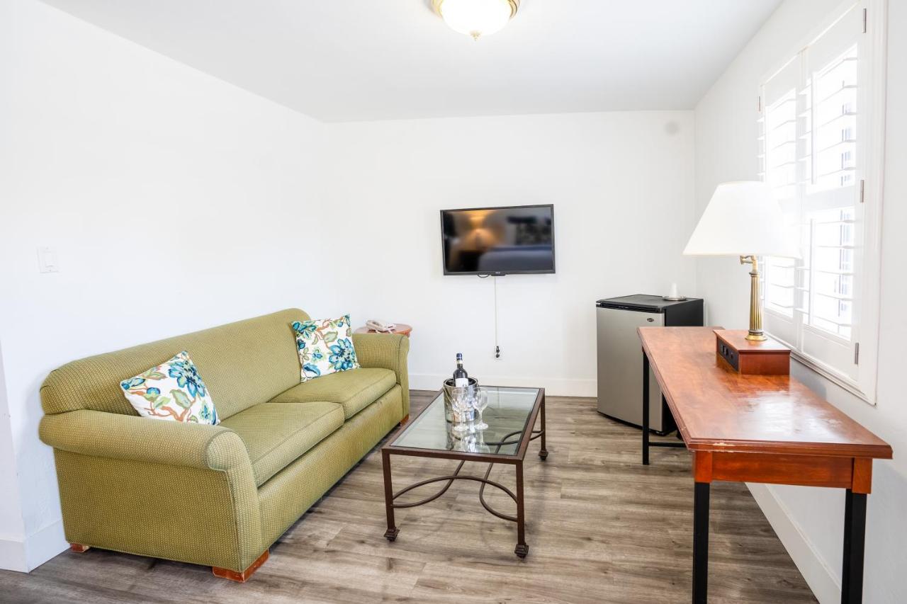 | La Avenida Inn