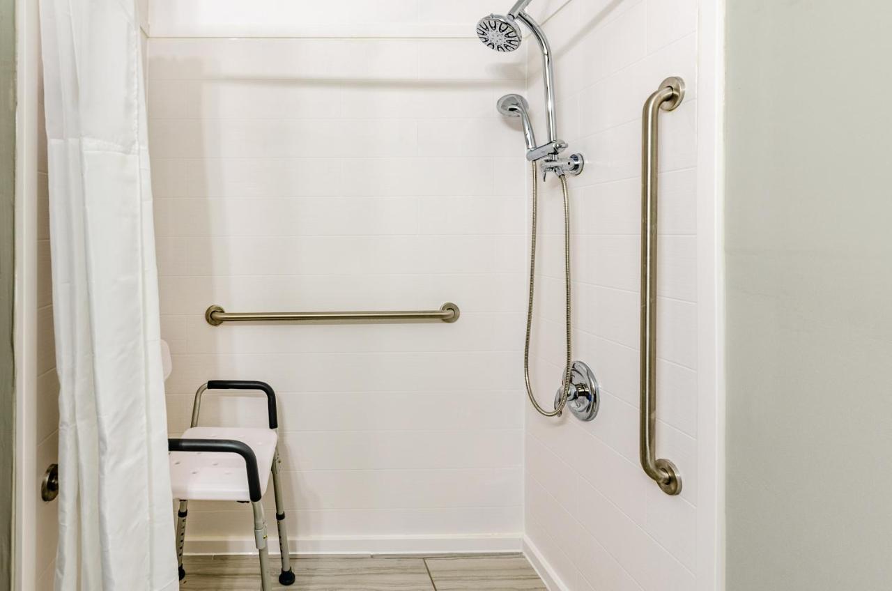 King Room - Accessible/Non-Smoking at Quality Inn Bowling Green South