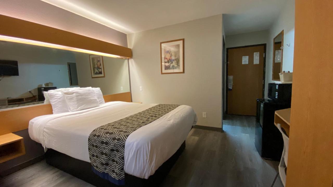 Queen Room - Non-Smoking at Microtel Inn by Wyndham Ardmore
