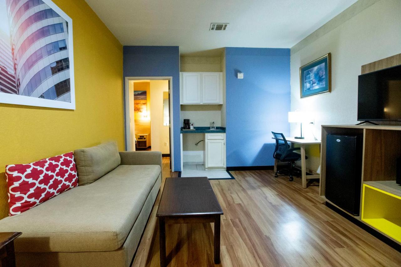 Deluxe King Room - Smoking at Days Inn & Suites by Wyndham Houston North/Aldine