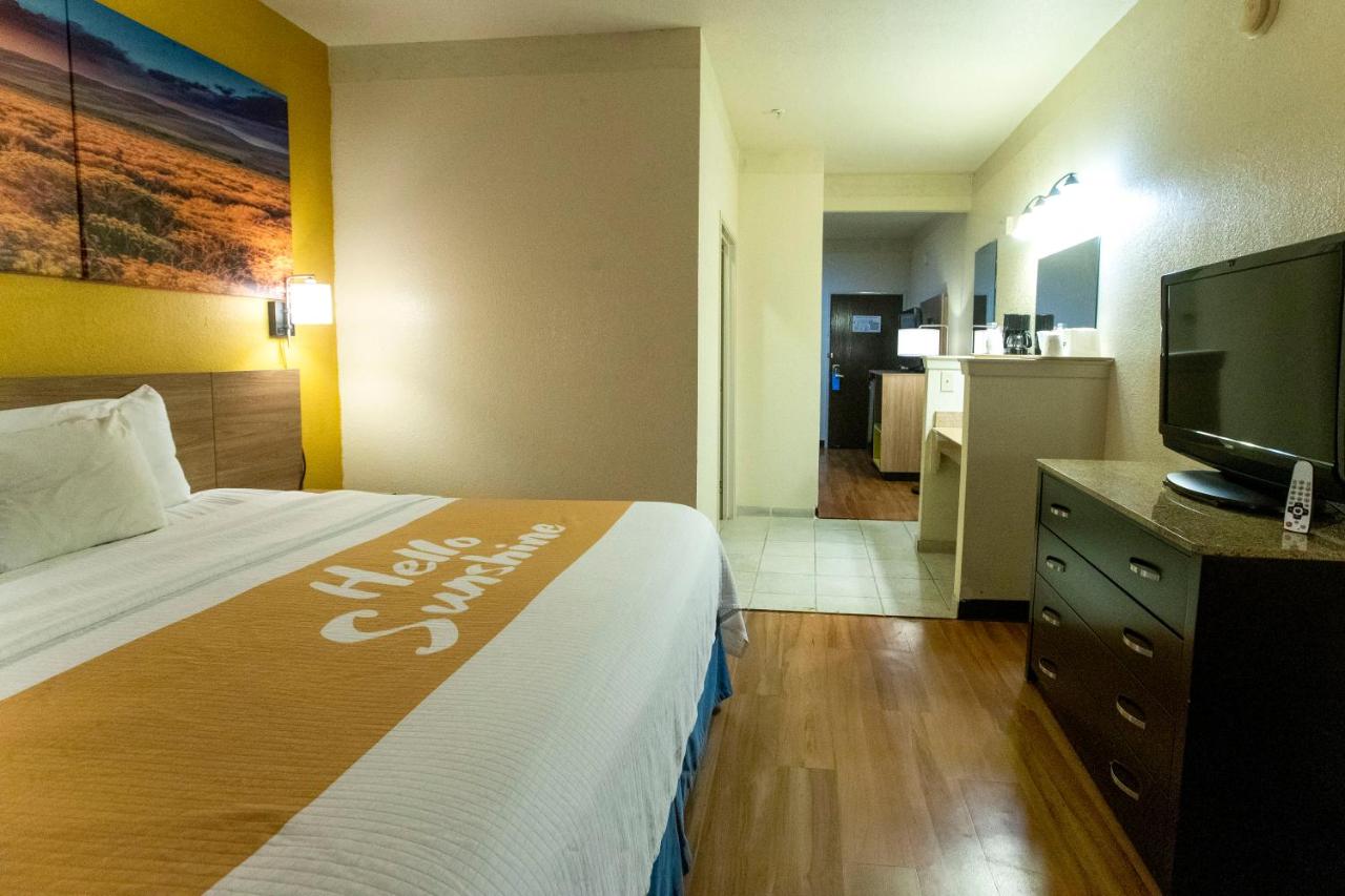 King Room - Disability Access - Non-Smoking at Days Inn & Suites by Wyndham Houston North/Aldine