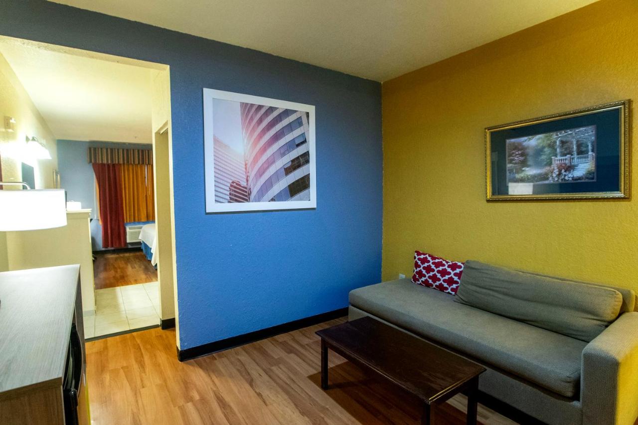 King Room - Disability Access - Non-Smoking at Days Inn & Suites by Wyndham Houston North/Aldine