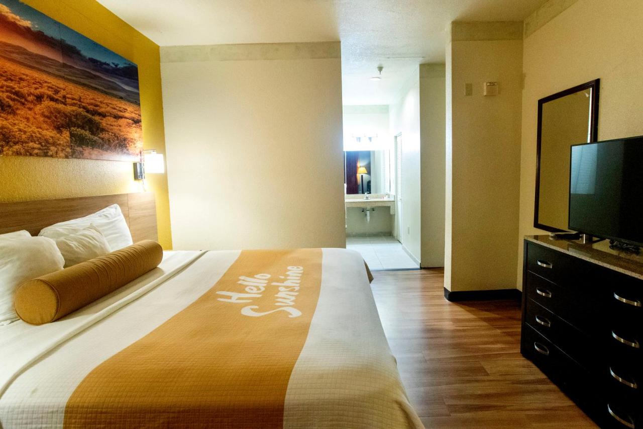 Deluxe King Room - Smoking at Days Inn & Suites by Wyndham Houston North/Aldine