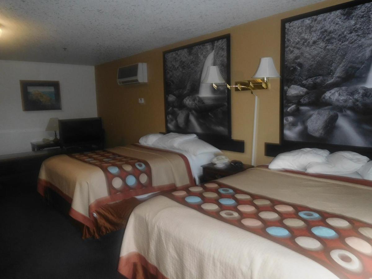 Deluxe King Suite - Non-Smoking at Super 8 by Wyndham Oroville