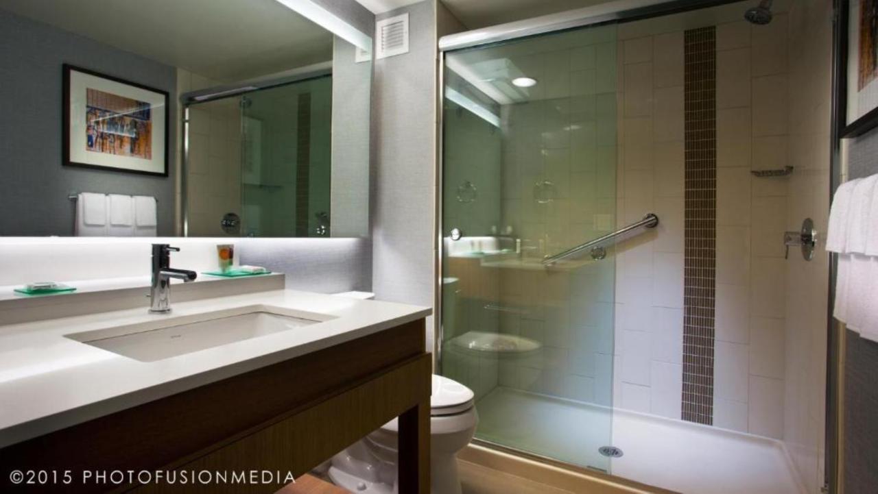 Queen Room with Bath - Disability Access at Hyatt Place at The Hollywood Casino / Pittsburgh - South