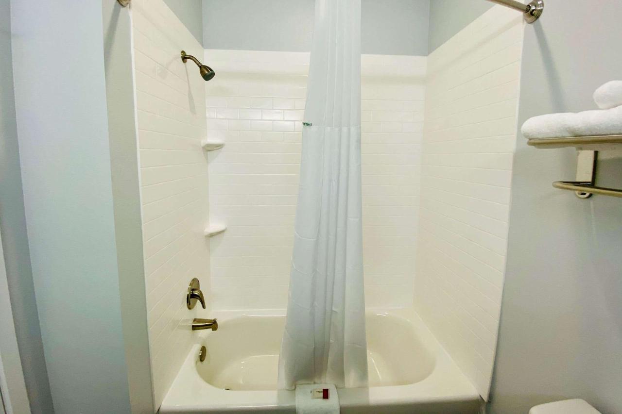 Deluxe King Suite - Non-Smoking at Days Inn & Suites by Wyndham Horn Lake/Memphis Graceland