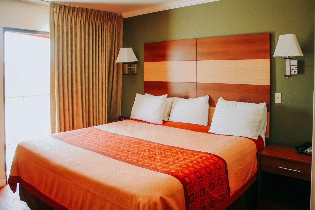| Rodeway Inn & Suites Lake Havasu City