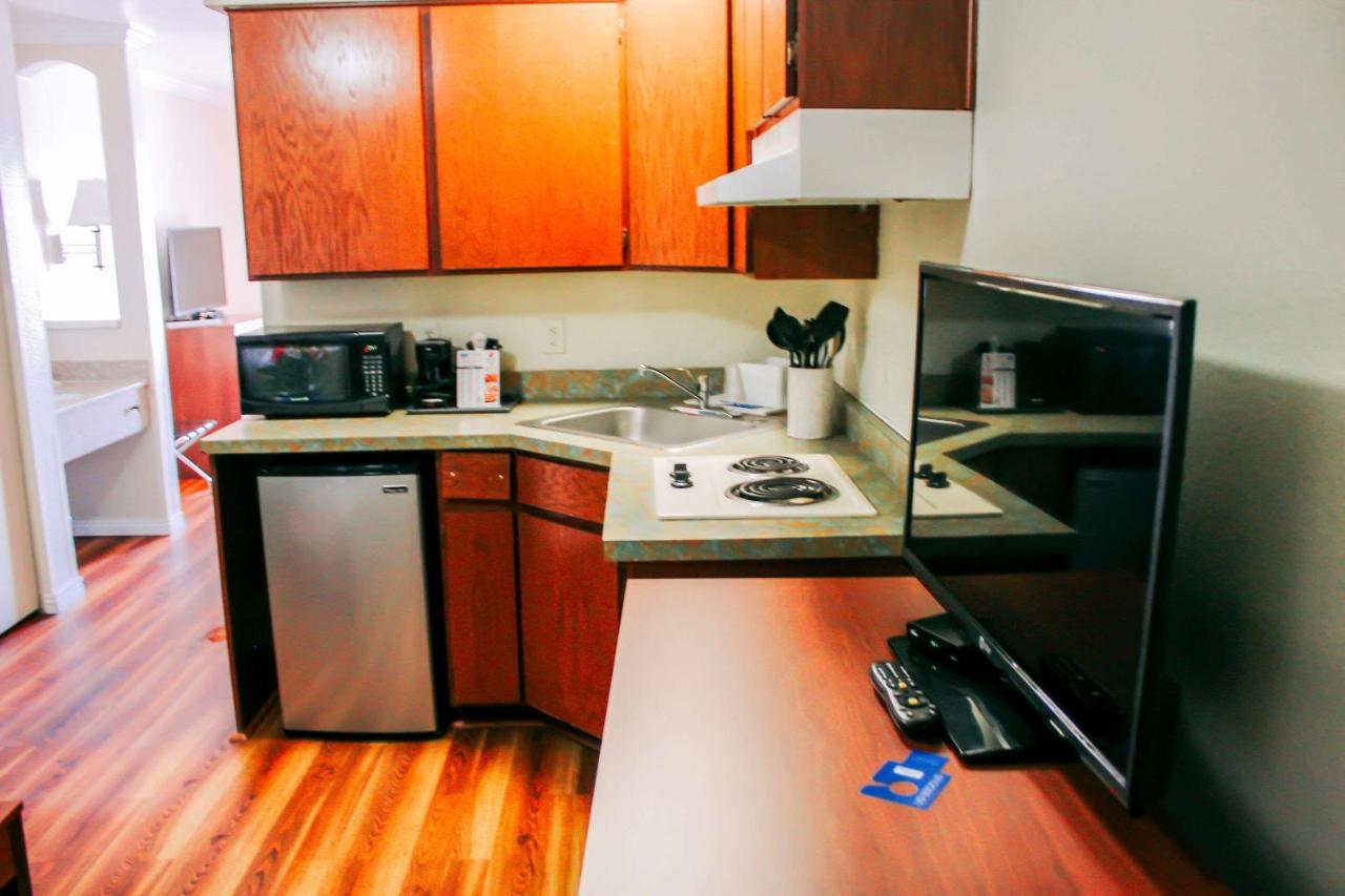 | Rodeway Inn & Suites Lake Havasu City