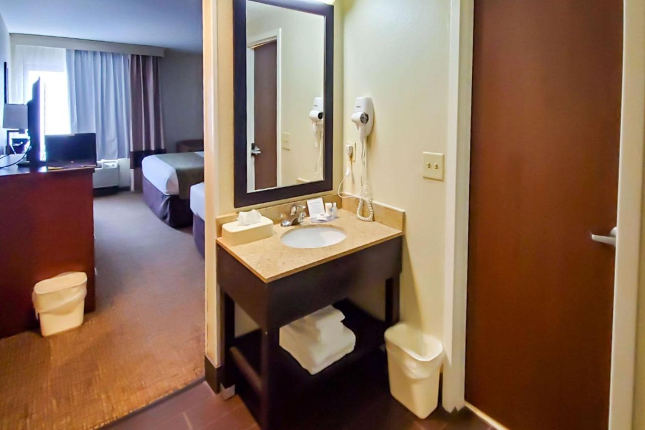 Queen Room with Two Queen Beds - Non-Smoking at Comfort Inn Oxon Hill - National Harbor