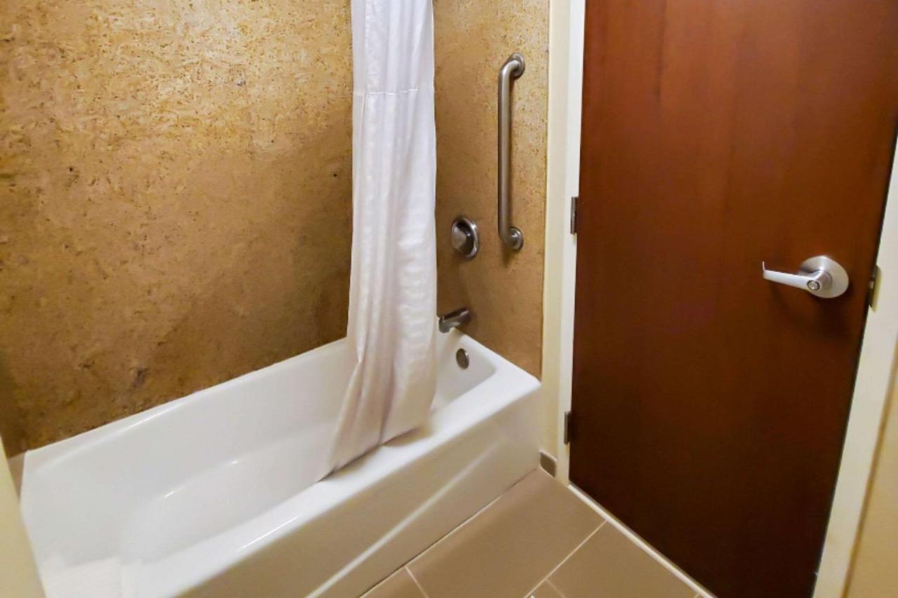 Queen Room - Non-Smoking at Comfort Inn Oxon Hill - National Harbor