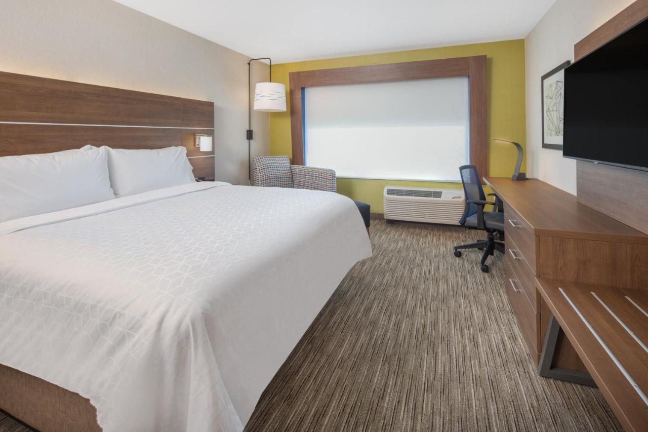 King Room with Mobility Accessible Tub - Non-Smoking at Holiday Inn Express Madera - Yosemite Park Area by IHG