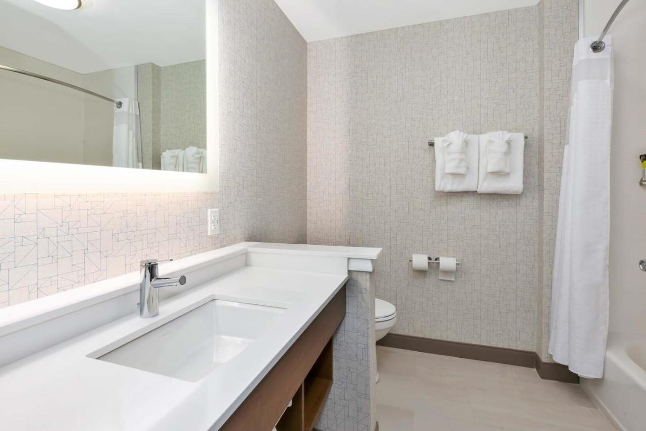 Suite with Mobility Accessible Tub - Non-Smoking at Holiday Inn Express & Suites Grand Rapids Airport - South by IHG
