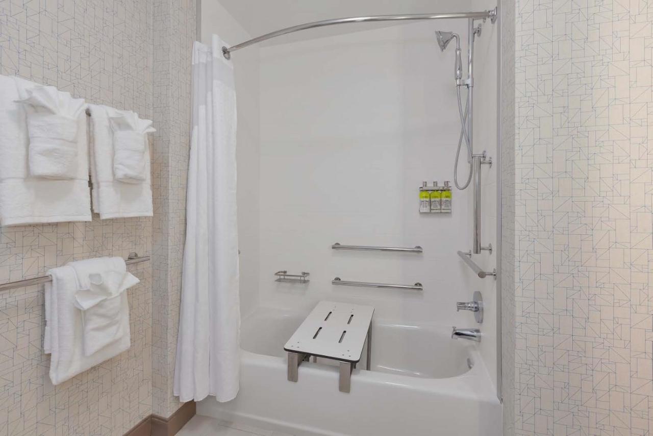 Suite with Mobility Accessible Tub - Non-Smoking at Holiday Inn Express & Suites Grand Rapids Airport - South by IHG