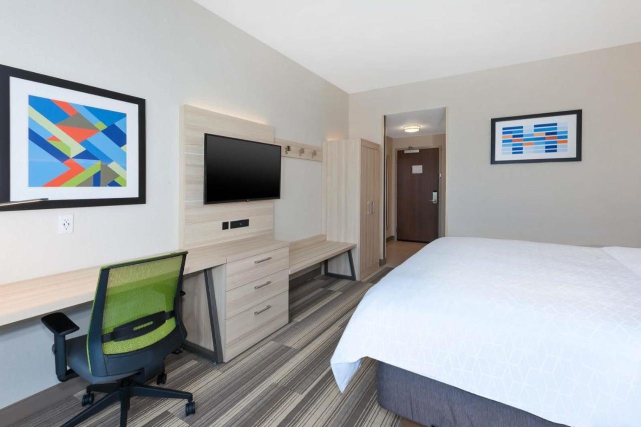 Leisure King Room - Non-Smoking at Holiday Inn Express & Suites Grand Rapids Airport - South by IHG