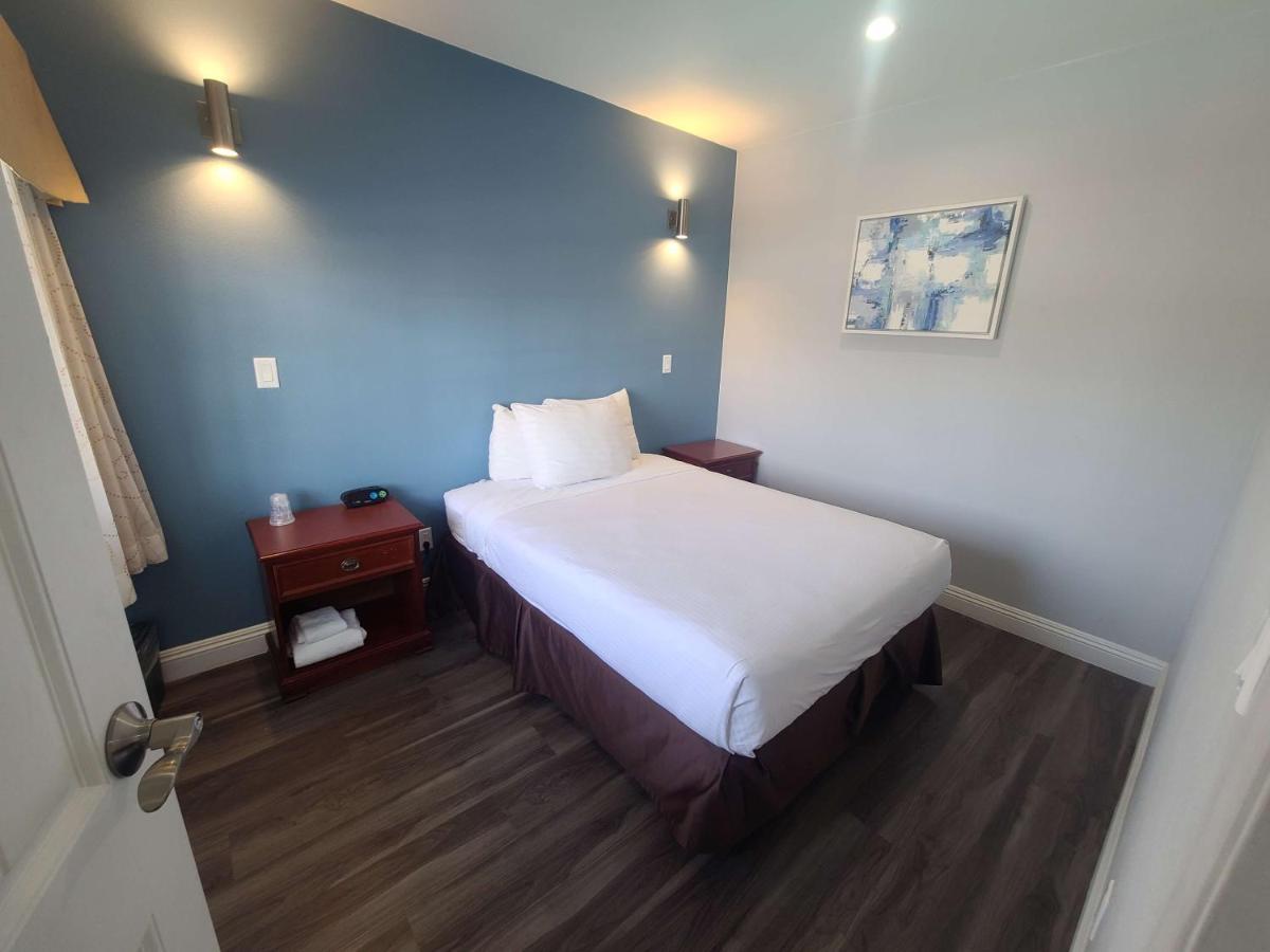 Family Room with Two Queen Beds and One Double Bed - Non-Smoking at Best Western Orange Plaza