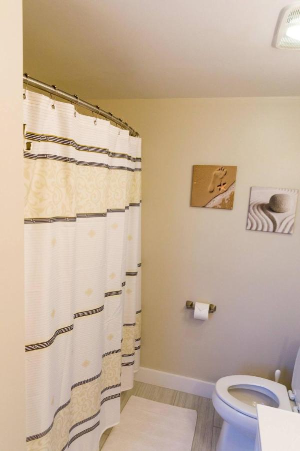 | Room in Guest room - Room 1 Private Bathroom Pool Shuttle Bus