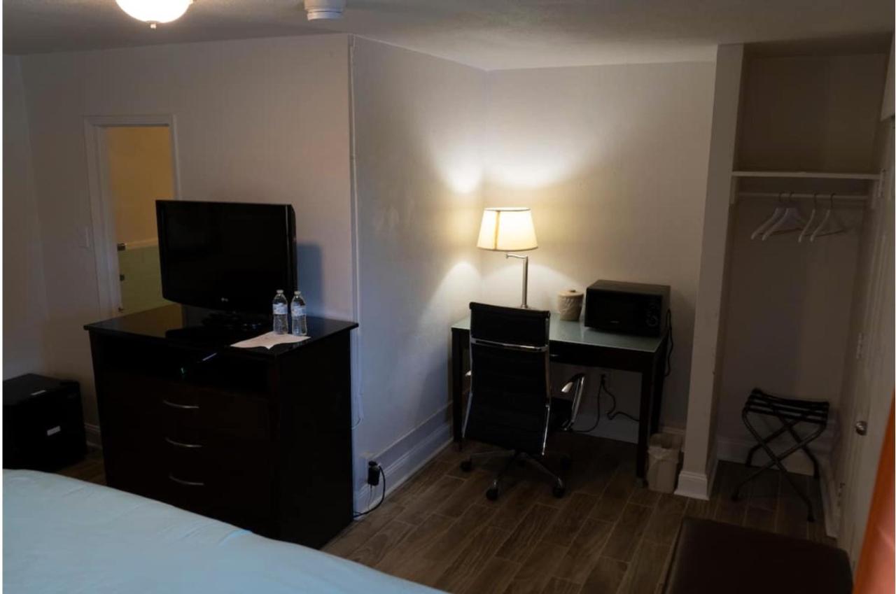Deluxe King Room at INN on 17