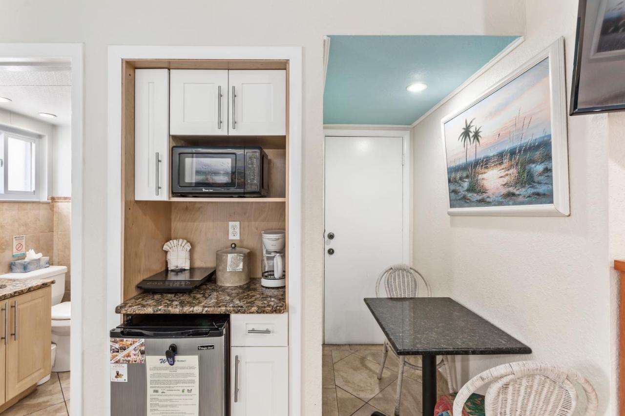 Standard Room: 2 Double Beds at Bay Palms Waterfront Resort - Hotel and Marina