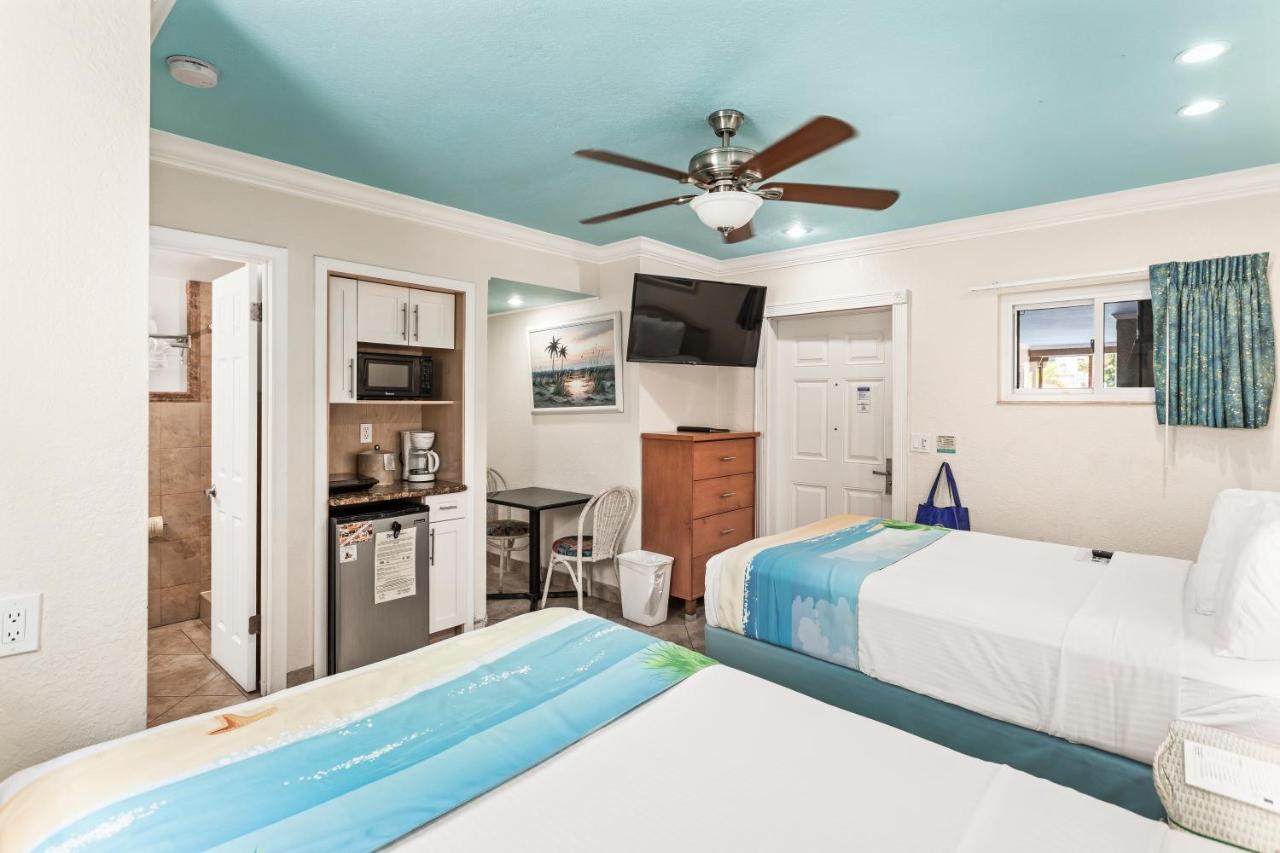 Standard Room: 2 Double Beds at Bay Palms Waterfront Resort - Hotel and Marina