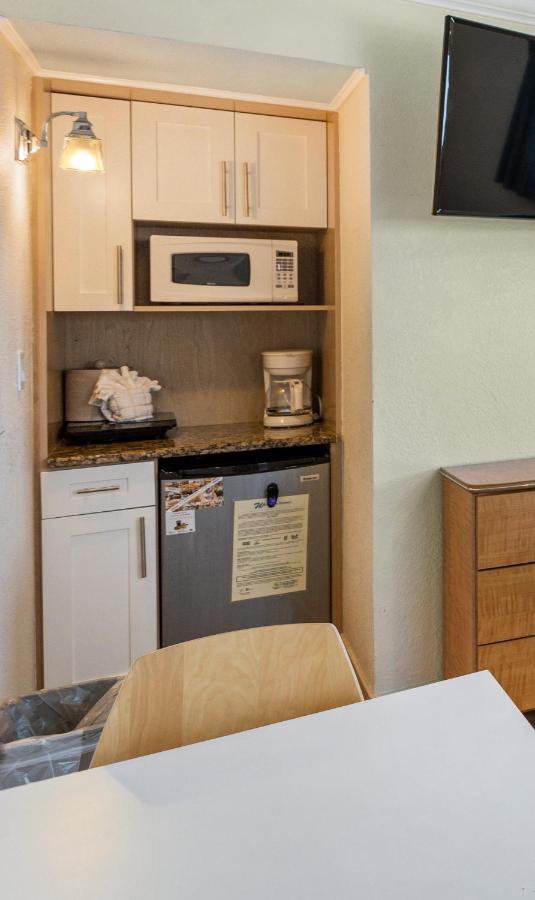 Standard Room: 1 Queen Bed at Bay Palms Waterfront Resort - Hotel and Marina