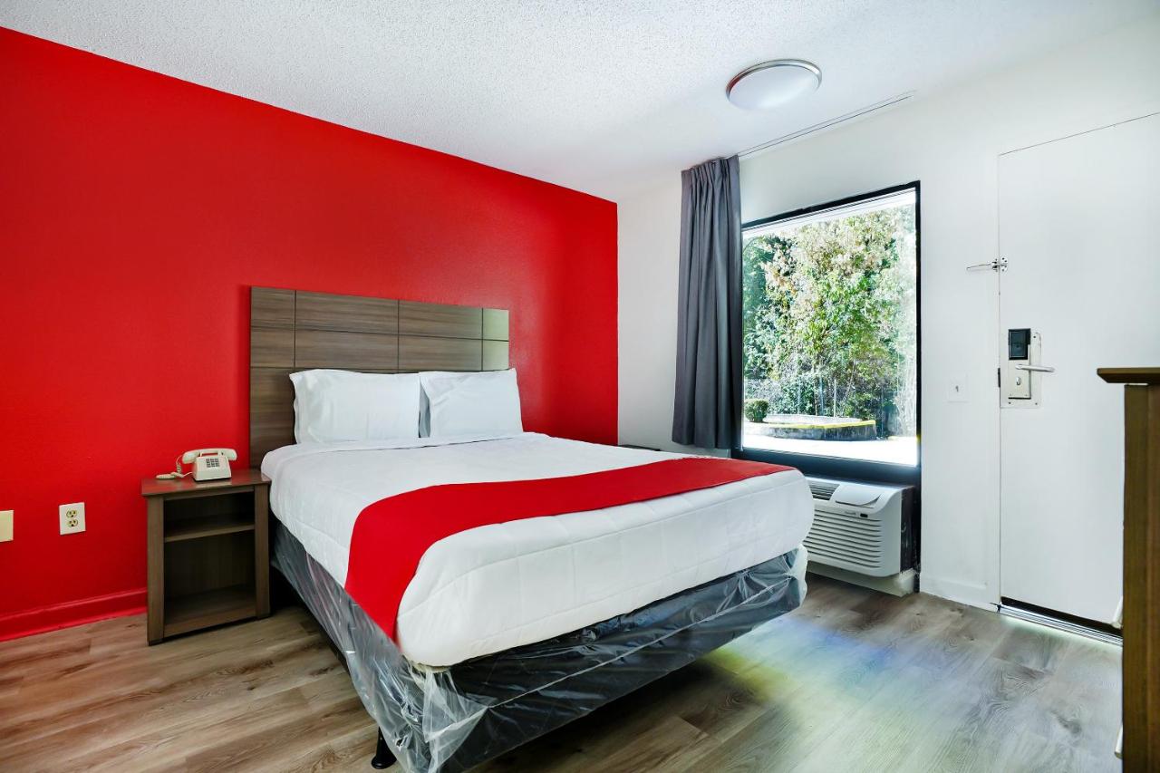 Queen Room at OYO Hotel Decatur I-285 The Perimeter