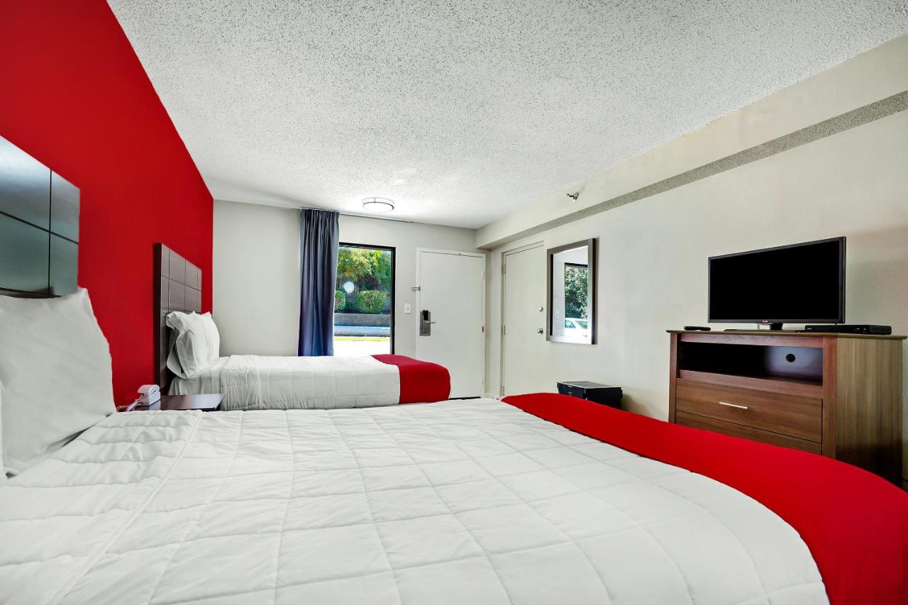 Queen Room with Two Queen Beds at OYO Hotel Decatur I-285 The Perimeter