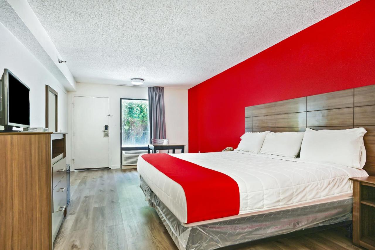 King Room at OYO Hotel Decatur I-285 The Perimeter