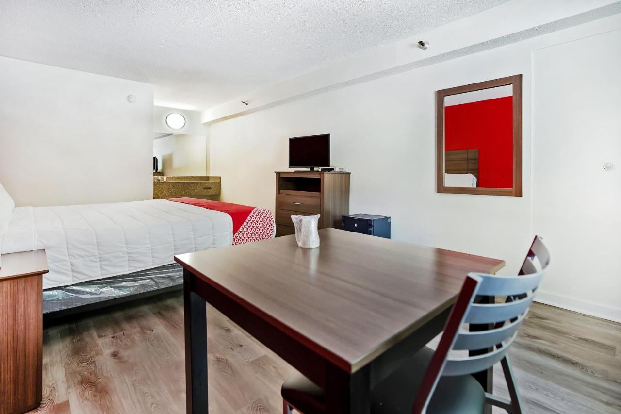 King Room at OYO Hotel Decatur I-285 The Perimeter