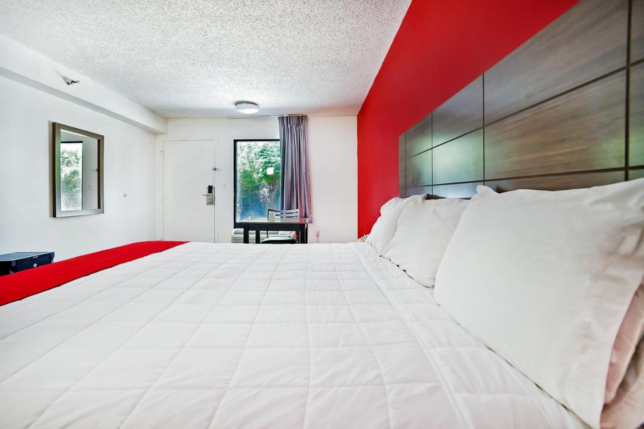 King Room at OYO Hotel Decatur I-285 The Perimeter
