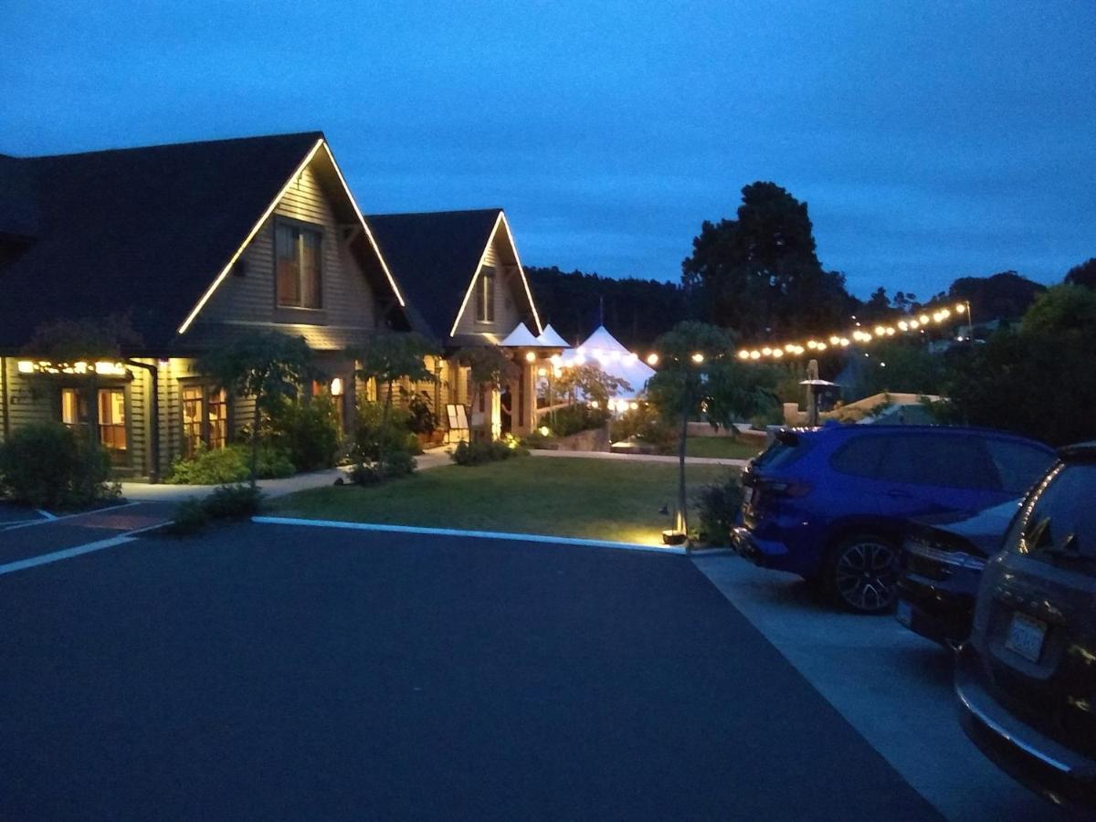 | Noyo Harbor Inn
