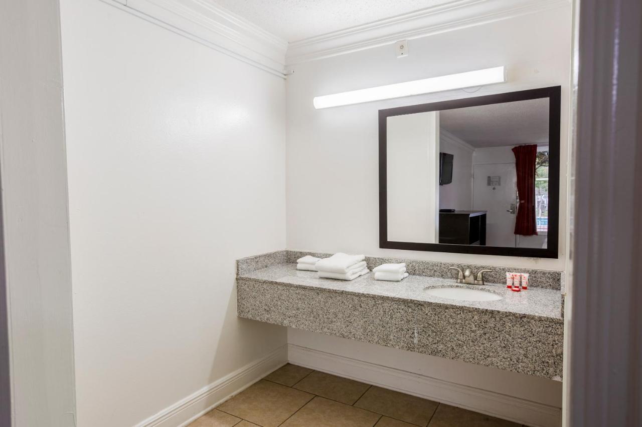 | OYO Hotel Baton Rouge - Mead Rd