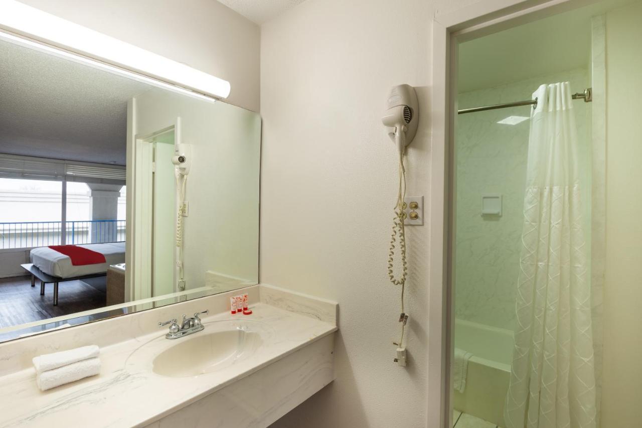 | OYO Hotel Baton Rouge - Mead Rd