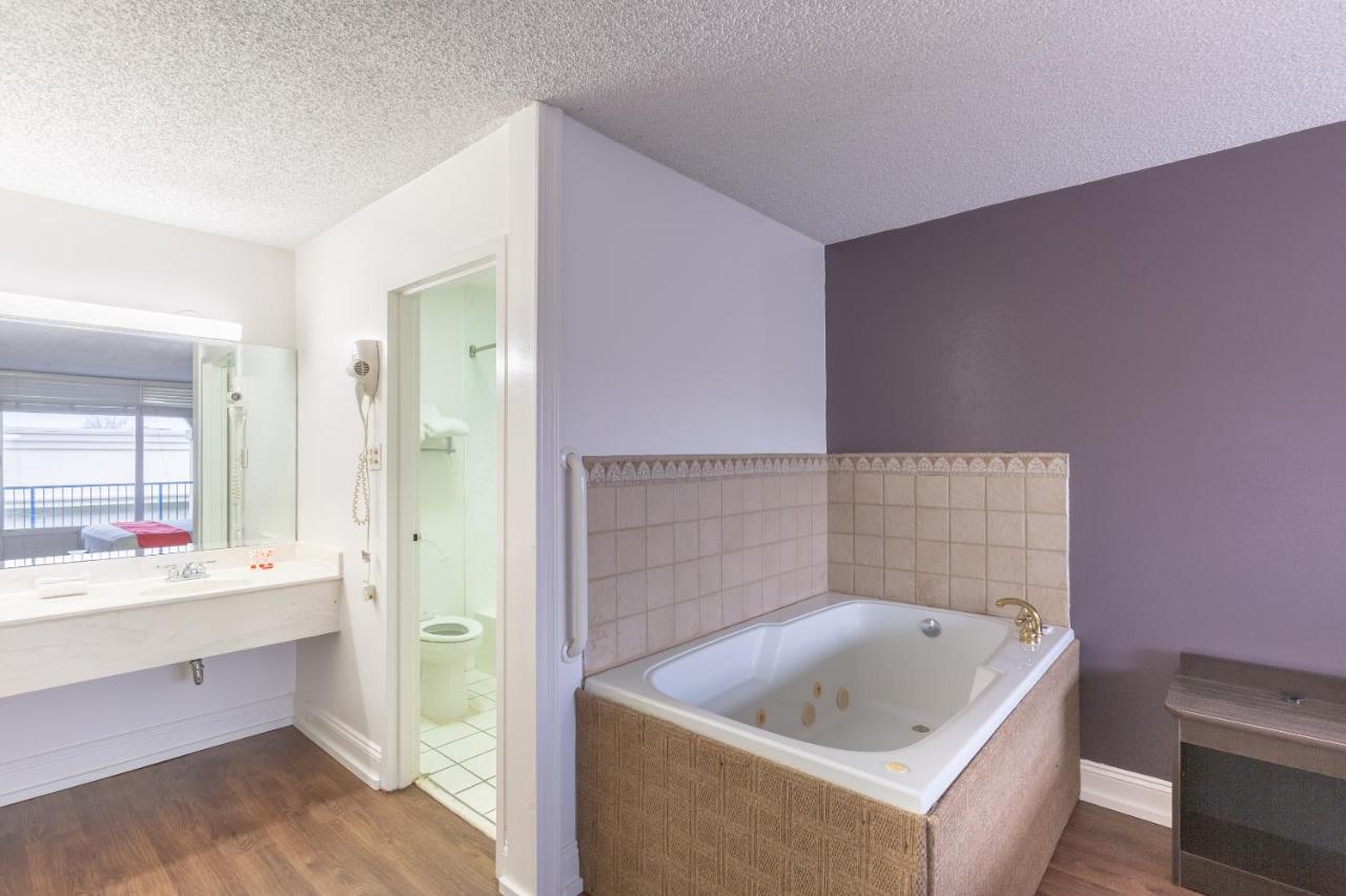 | OYO Hotel Baton Rouge - Mead Rd