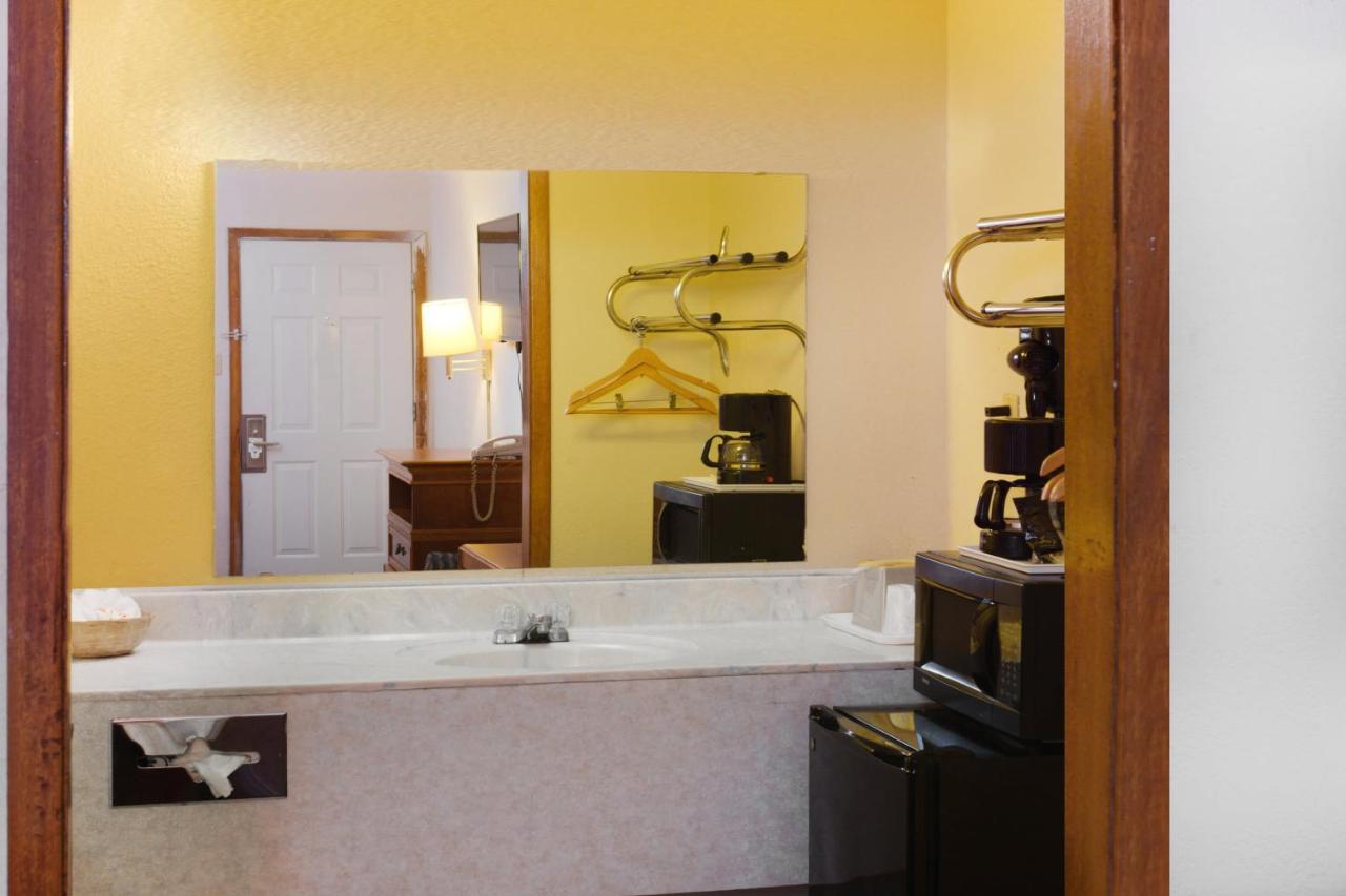 Queen Room with Two Queen Beds at OYO Hotel Guymon OK US-54