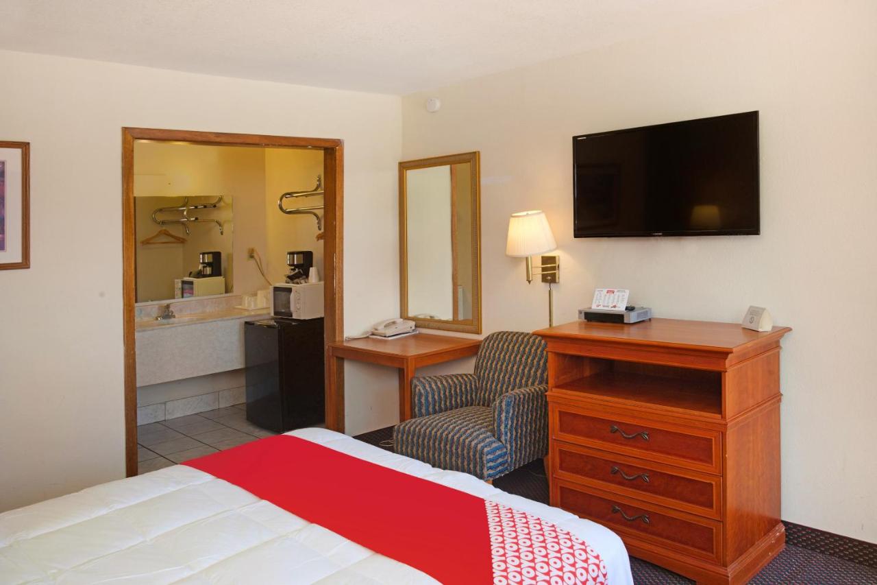 Queen Room at OYO Hotel Guymon OK US-54