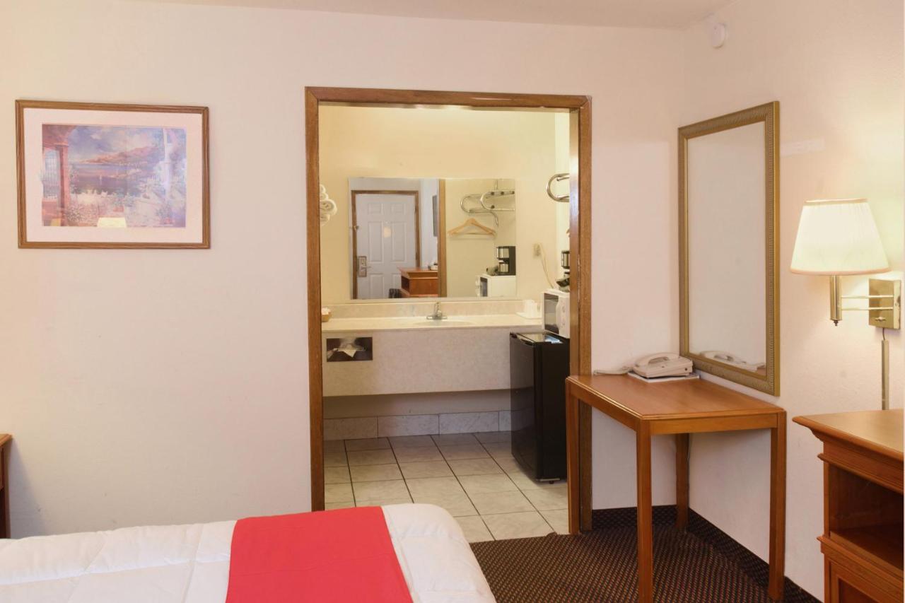2 Queen Bed Smoking at OYO Hotel Guymon OK US-54