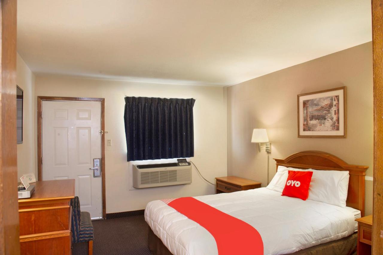 Queen Room at OYO Hotel Guymon OK US-54