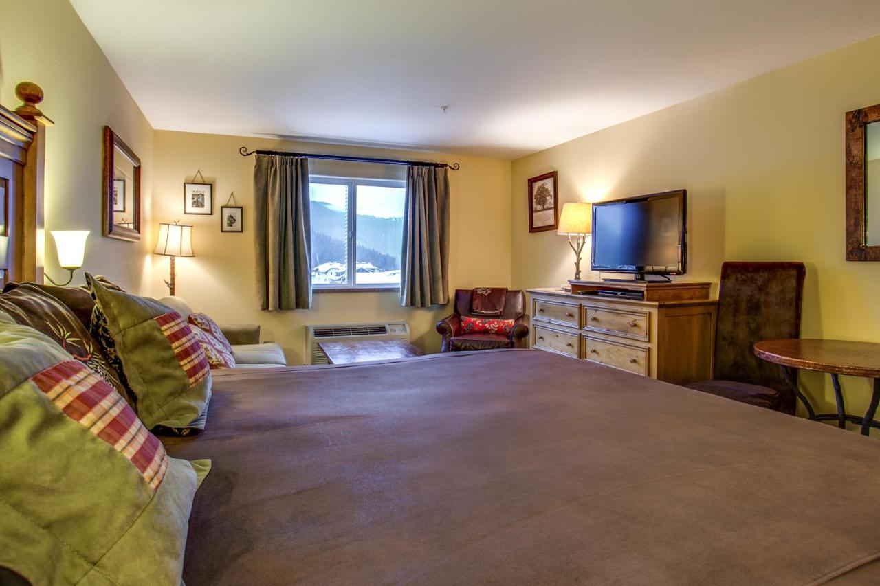 Deluxe King Room at Bavarian Lodge