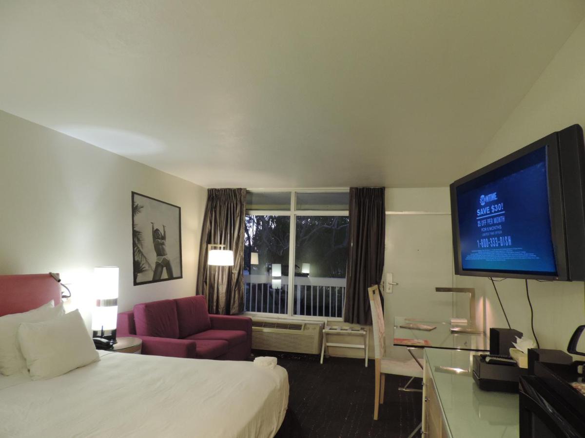 Deluxe King Room with Sofa Bed at Floridian Hotel
