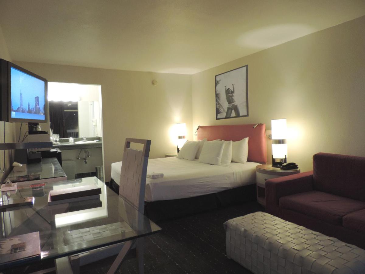 Deluxe King Room with Sofa Bed at Floridian Hotel