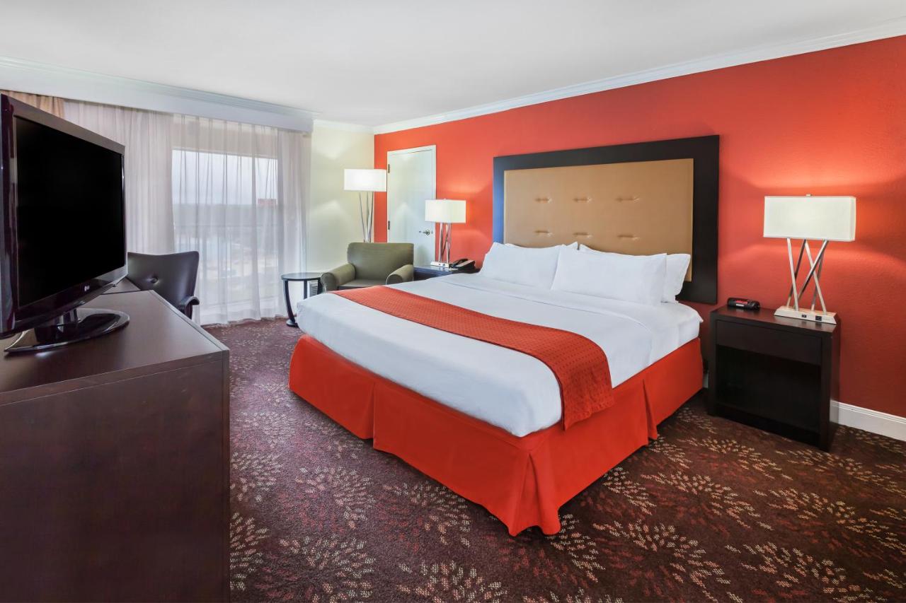 Executive King Room - Non-Smoking at Holiday Inn Tyler-Conference Center by IHG